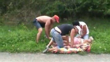 Изнасиловали толпой девушку с электрички