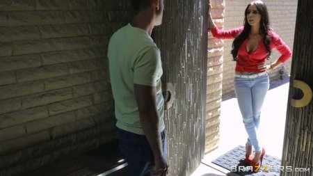 Взял силой наглую соседку на лестнице