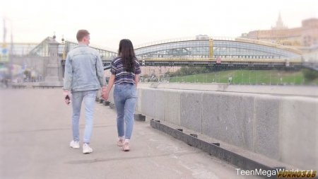 Молодые познакомились на улице и сразу пошли тыкаться