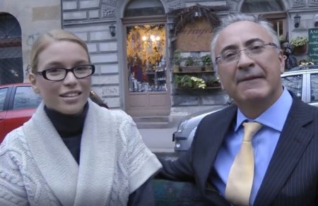 Очкастая сука трахается с заморским режиссером