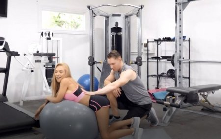 Молоденькую блонду тренер покатал на своем лингаме