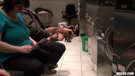 Жестко прет грудастую телку на публике