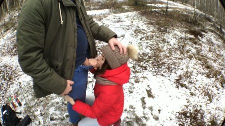 Потеплело и пикапер дал в рот телочке на полянке