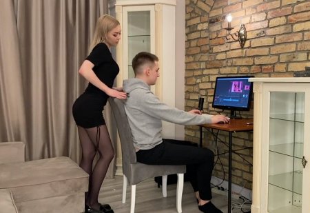 Жена с большой жопой отвлекла от работы