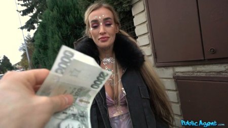 Грудастая стриптизерша подрабатывает шлюхой на улице